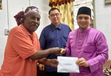 PM sampaikan sumbangan kepada pelawak Sathiya