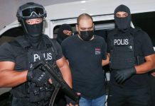 Pekerja kedai makan didakwa miliki bahan berkaitan IS