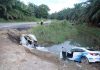 Kereta terbabas dalam parit – Lelaki rentung, 2 anggota polis parah!