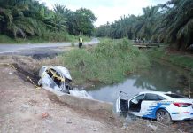 Kereta terbabas dalam parit – Lelaki rentung, 2 anggota polis parah!