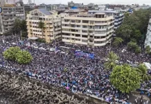 ஸ்தம்பித்தது மும்பை.. ரசிகர்களின் வெள்ளத்தில் இந்திய அணியின் வெற்றி கொண்டாட்டம்