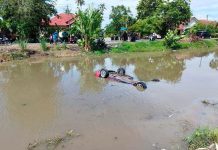 ஆற்றில் மூழ்கிய கார்: அதிர்ஷ்டவசமாக உயிர் தப்பிய மூவர்