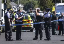 இங்கிலாந்தில் கத்தி குத்து தாக்குதல்: 2 சிறுவர்கள் பலி-9 பேர் காயம்