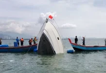 புலாவ் ஜெர்ஜாக் அருகே கவிழ்ந்த படகு: இருவர் மீட்பு