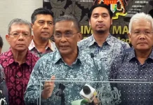 மக்களவை சபாநாயகரின் முடிவுக்கு எதிர்ப்பு தெரிவிக்கும் வகையில் எதிர்க்கட்சி MPகள் கையில் வெள்ளை கைப்பட்டை அணிந்து போராட்டம்