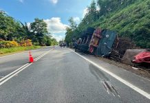 பழைய இரும்பு பொருட்களை ஏற்றி சென்ற லோரி கவிழ்ந்ததில் ஓட்டுநர் பலி