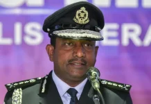 மிரட்டி பணம் பறித்ததாக 2 போலீசார் கைது