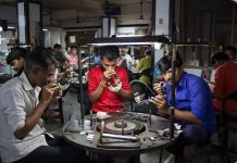 வைர நகைக்கடை தொழிலாளர்களையும் விட்டு வைக்காத வறுமை