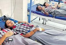 மாணவர்களின் குறும்பால் 25 பேர் மயக்கம்