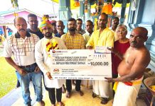 சிகாமாட் சுங்கை செனாரூட் தோட்ட மஹா மாரியம்மன் ஆலயத்திற்கு 10,000 ரிங்கிட் மானியம் -யுனேஸ்வரன் வழங்கினார்