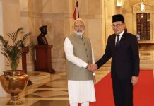 புதுடெல்லியில் மலேசியப் பிரதமருக்கு கோலாகல வரவேற்பு; கரம்பற்றி அழைத்துச் சென்றார் மோடி
