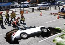 சோல் நகரில் ஆழ்குழி; சாலையில் விரிசல்