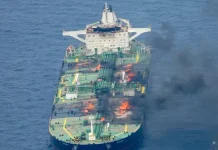 10 லட்சம் பேரல்களுடன் கப்பலை தகர்த்த ஹவுதி: செங்கடலில் கச்சா எண்ணெய் பரவும் அபாயம்