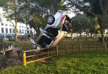 கட்டுபாட்டை இழந்த கார் – சாலை வட்டத்தில் (ரவுண்டானா) மோதி 24 வயது இளைஞர் பலி; நண்பர் படுகாயம்