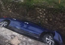 Kereta warga emas terjunam ke longkang