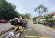 Kenderaan terbalik selepas melanggar tiang lampu, Mandur putus pergelangan tangan