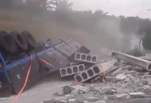 Treler bawa konkrit tercabut, terbalik di lebuh raya