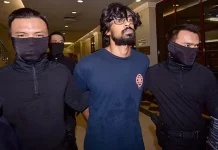 இரண்டு போலி கைத்துப்பாக்கிகளை வைத்திருந்ததாக யூசோஃப் ராவுத்தர் மீது குற்றச்சாட்டு