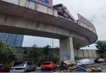 லோரி மோதியதால் தடுப்புச் சுவர் இடிந்து நிறுத்தி வைக்கப்பட்டிருந்த கார் மீது விழுந்தது