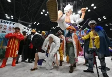 நியூயார்க் நகரத்தில் தொடங்கிய காமிக் கான் நிகழ்ச்சி: விதவிதமான வேடமணிந்து கலந்து கொண்ட ரசிகர்கள்