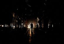 மின்விநியோகம் முடங்கியதால் கும்மிருட்டில் மூழ்கிய நாடு