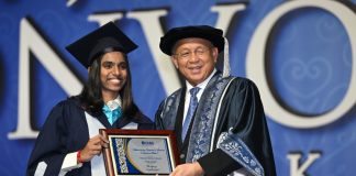 OUM: தினாவுக்கு சிறப்பு பல்கலைக்கழக விருது! லீ லாம் தாய்க்கு கௌரவ முனைவர் பட்டம்!