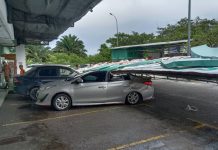 Kereta dihempap papan tanda pasar raya – Wanita trauma!