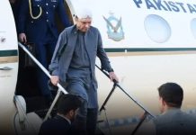 விமானத்தில் இருந்து தரையிறங்கும்போது கால் இடறி விழுந்த பாகிஸ்தான் அதிபர்- எலும்பு முறிந்தது