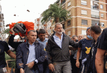 வெள்ள பாதிப்புகளை பார்வையிடச் சென்ற ஸ்பெயின் மன்னர் மீது மண்ணை வீசிய பொதுமக்கள்