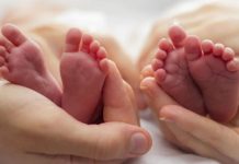 ஆஸ்பத்திரியில் இடம்மாறிய குழந்தைகள்.. பல வருடங்களுக்கு பின் பள்ளியில் நடந்த டுவிஸ்ட்