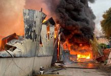 Kilang papan dan besi terbakar