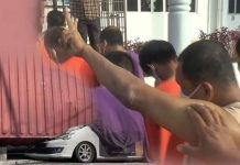 Pemandu treler sempat tunjuk ‘peace’