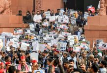 அம்பேத்கர் விவகாரம்: அல்லோலகல்லோலப்படும் நாடாளுமன்றம்