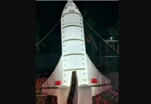 மாதிரி ராட்சத ராக்கெட்டில் சீனக் கொடியா?