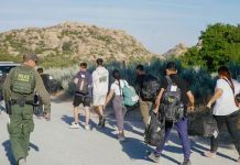 அமெரிக்காவில் சட்டவிரோதமாக குடியேற்றம்: 18 ஆயிரம் இந்தியர்களுக்கு சிக்கல்