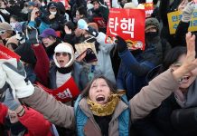 தென்கொரியாவில் அதிபர் பதவி நீக்கத்தால் மக்கள் கொண்டாட்டம்