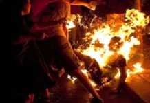 காதலியுடன் சேர்ந்து தந்தையை உயிருடன் எரித்த மகன்..