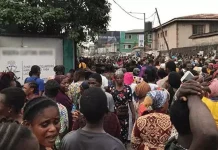 பள்ளிக்கூட நிகழ்ச்சியில் கூட்ட நெரிசல்: 30 பேர் பலி