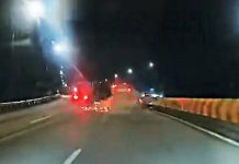 காராக் நெடுஞ்சாலையில் குடை சாய்ந்த லோரி
