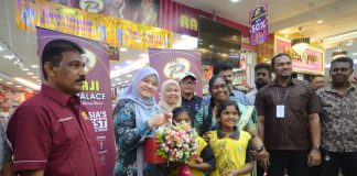 தீபாவளி: B40அல்லது வறுமைக்கோட்டின் கீழ் உள்ள மாணவர்களுடன் கல்வி அமைச்சர்
