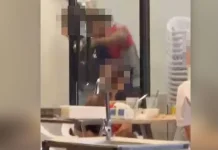 Pukul dengan penutup sampah-lelaki direman!