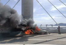 Langgar bateri di tepi jalan – Kereta terbabas, terbakar