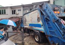 Lori sampah rempuh 3 rumah