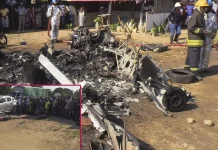 நெடுஞ்சாலையில் விழுந்து தீப்பற்றி எரிந்த விமானம்- பைக்கில் சென்ற 3 பேர் பலி