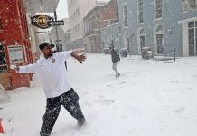 அமெரிக்காவில் பனிப்புயல் பாதிப்பு: 13 பேர் பலி; 2,100 விமானங்கள் ரத்து