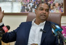 சிங்கப்பூரில் பணிபுரியும் மலேசியர்களுக்குப் புதிய காப்புறுதித் திட்டம் பரிசீலனை