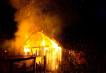 வீட்டில் ஏற்பட்ட தீ விபத்தில் சிக்கி இரு ஆடவர்கள் பலி