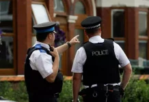 சட்ட விரோதமாக பணிபுரிகிறார்களா? இந்திய ஓட்டல்களில் இங்கிலாந்து போலீசார் திடீர்