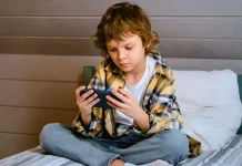 அதிகமாக செல்போன் பார்த்தால் குழந்தைகளின் அறிவாற்றல் பாதிக்கும்- மத்திய சுகாதாரத்துறை எச்சரிக்கை