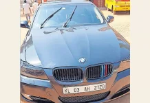 பி.எம்.டபிள்யூ காரை வாடகைக்கு எடுத்த 10-ம் வகுப்பு மாணவர்கள்- பள்ளிக்குள் வேகமாக ஓட்டிச்சென்ற 2 பேர் கைது